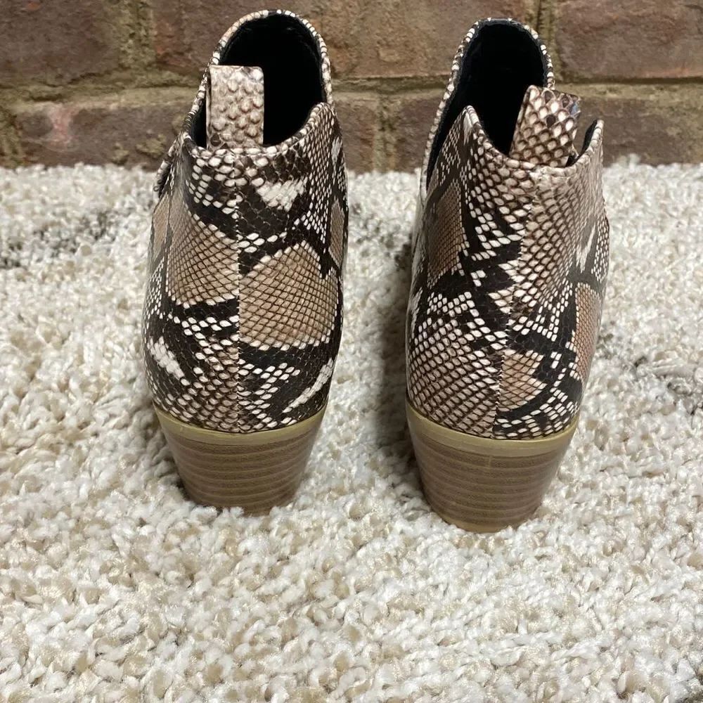Snakeskin Pointed Toe Bootie Size 8 NWOT - Picture 4 of 8
